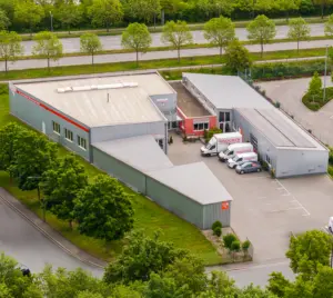 Luftbild des Firmengeländes von Handschuch mit Lagerhalle und Servicefahrzeugen