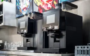 Professionelle Kaffeevollautomaten in der Ausstellung