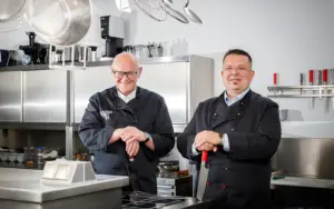 Zwei Mitarbeiter von Handschuch in der Showküche