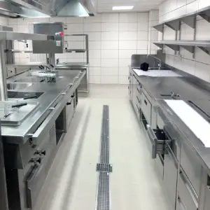 Fertig eingerichtete Großküche mit Edelstahlgeräten