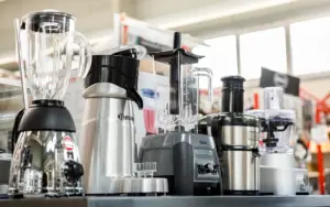 Küchenkleingeräte: Standmixer, Kaffeekanne und Küchenmaschinen